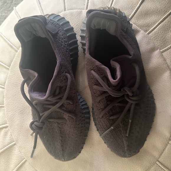 Yeezy Black 350 v2 - Picture 1 of 5